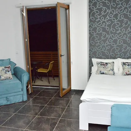 Hills Zeus Apartment